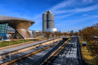 Almanya 'nın Münih şehrinde Olimpiyat kulesi yakınlarındaki BMW Kulesi