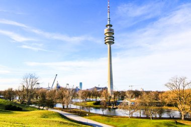 Münih, Almanya 'daki Olympiapark' taki Televizyon Kulesi Ayakta Duruyor