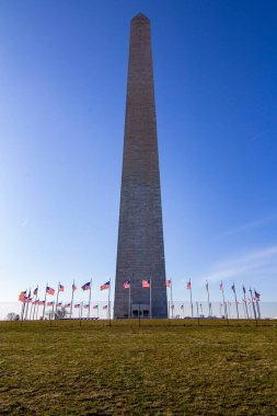 Washington DC, ABD - 29 Aralık 2017: Mavi gökyüzü ile Washington anıtının dikey resmi