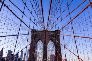 New York, ABD - 1 Ocak 2018: Brooklyng Köprüsü ve Özgürlük Kulesi