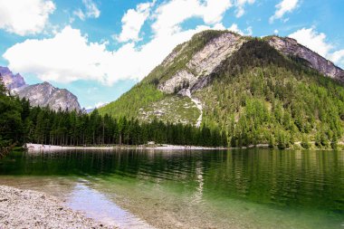 Trentino 'da yeşil su, dağlar, bulutlar