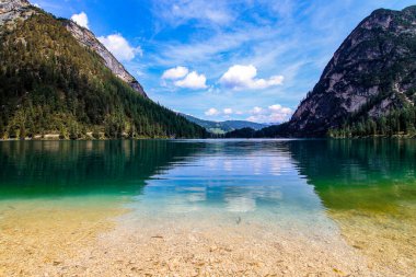 Parlak renkler ve dağdaki sessiz sular