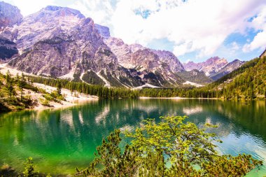 Etrafı dağlarla çevrili muhteşem bir göl manzarası