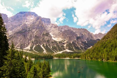 İtalya ve Trentino 'da tipik bir göl ve dağ manzarası