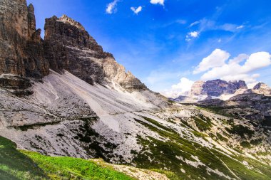 Trentino 'da dağlar ve mavi gökyüzü