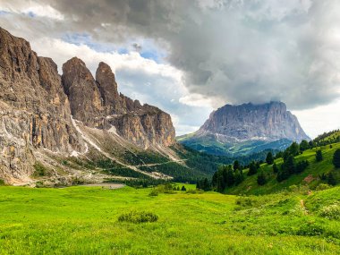 İtalyan Alpleri 'nde inanılmaz bir dağ geçidi var.