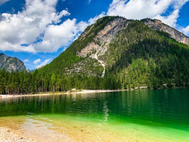 İtalyan Alplerinde yeşil su gölü