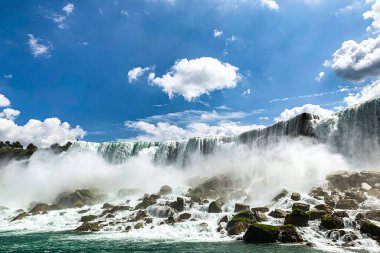 Niagara Şelalesi 'nde kayalara çarpan suyun inanılmaz etkisi
