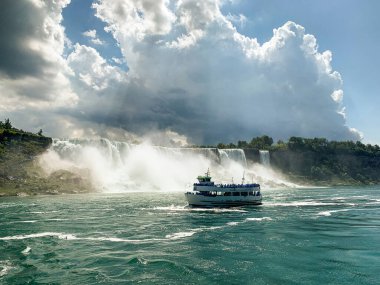 Niagara Amerika 'dan geliyor, arada bir tekne var.