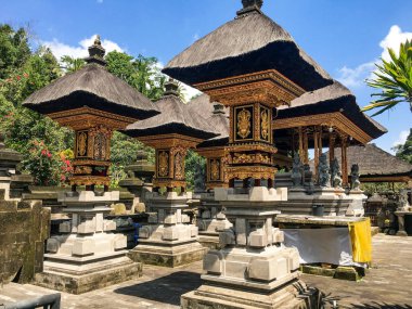 Bali 'deki bir Hindu tapınağında sütunlar ve sunaklar.