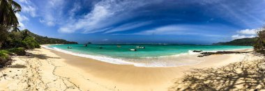 Seyşel Adaları 'nda yaz boyunca güzel beyaz kumsal