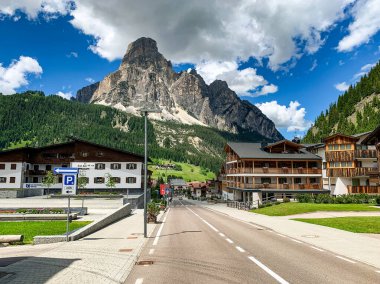Alta Badia 'daki Corvara' ya güzel bir manzara geliyor.