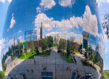 Rotterdam 'ın gösterişli gökdelenleri ve şehir mimarisinin ortasında, Picassos anıtsal Sylvette genç bir ilham perisinin beton silueti olarak ortaya çıkar, onun el kumlarıyla çizilmiş çizgileri modern heykel ve şehir manzarası arasındaki sanatsal diyaloğu anlatır..