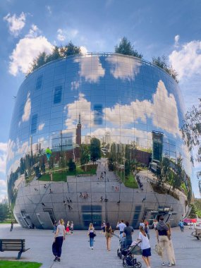 Rotterdam 'ın gösterişli gökdelenleri ve şehir mimarisinin ortasında, Picassos anıtsal Sylvette genç bir ilham perisinin beton silueti olarak ortaya çıkar, onun el kumlarıyla çizilmiş çizgileri modern heykel ve şehir manzarası arasındaki sanatsal diyaloğu anlatır..