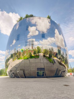 Rotterdam 'ın gösterişli gökdelenleri ve şehir mimarisinin ortasında, Picassos anıtsal Sylvette genç bir ilham perisinin beton silueti olarak ortaya çıkar, onun el kumlarıyla çizilmiş çizgileri modern heykel ve şehir manzarası arasındaki sanatsal diyaloğu anlatır..