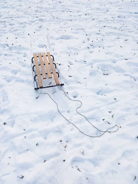 Drewniane Sanie Zabawy Zimą Tle Śniegu Drewniane Sanie Śniegu Zimowy — Zdjęcie stockowe