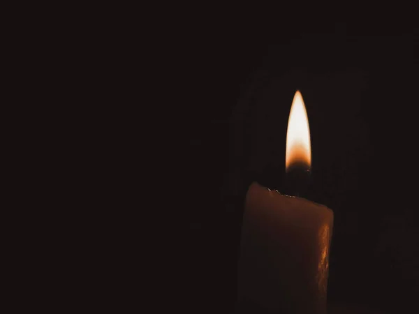 Siyah Arka Planda Yanan Bir Mumun Yakın Çekimi Mum Karanlığın — Stok fotoğraf