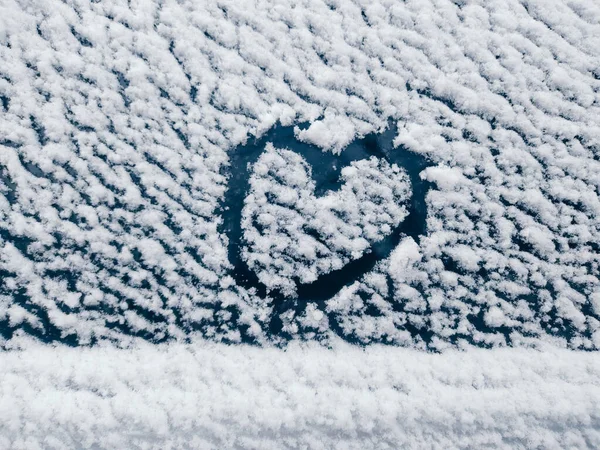 Serce Śnieżnej Szybie Samochodu Koncepcja Miłość Zimie — Zdjęcie stockowe