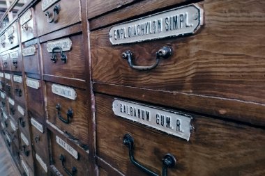 Antik ahşap ilaç kutuları yakın plan. Eski bir eczanede üzerinde tıbbi etiketler olan tahta kutular.