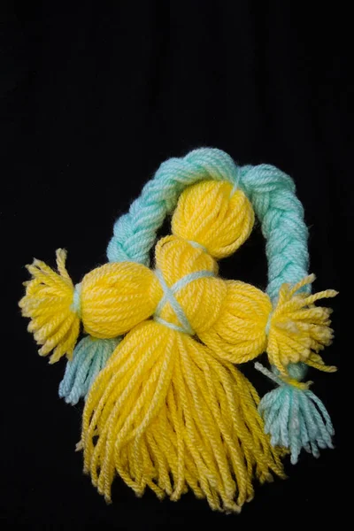ウクライナ人形モタンカ 手作りの織物人形古代文化ウクライナの民俗工芸品の伝統 ウクライナの人気のお土産 黒の背景に黄色の青モタンカ人形 — ストック写真