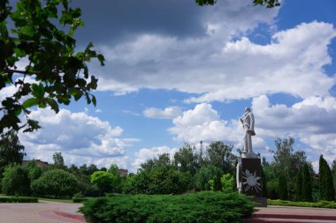 Boryspil, Kyiv bölgesi, UKRAINE-26 Haziran 2022: Ukrayna milli marşı sözlerinin yazarı Pavlo Chubynskyi 'nin Boryspil' deki Knyshov anıtının parkındaki anıtı.