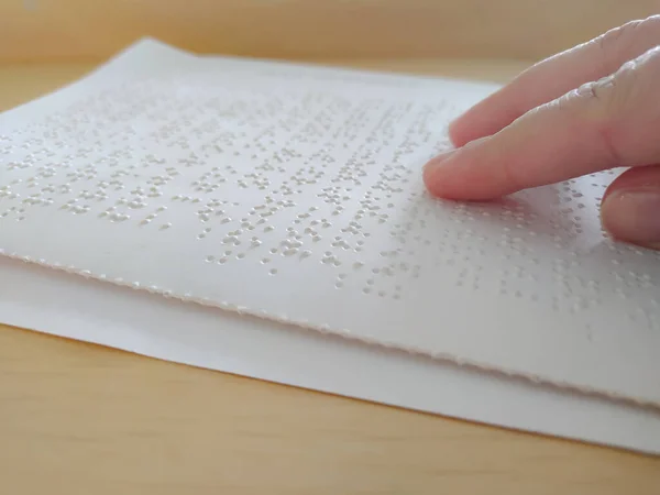 Ženská Ruka Čte Text Braillovy Ruky Detailní Záběry Prstů Dotýkají — Stock fotografie