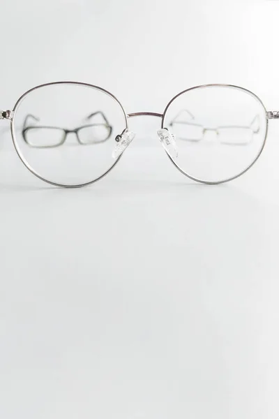 テキスト用のコピースペースを備えた軽い背景の眼鏡 他の眼鏡のガラスを通して2組の眼鏡を閉じます ワールド サイト 学校に戻る — ストック写真