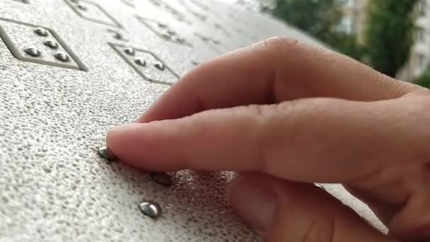 Een Hand Tactiele Lezen Braille Buiten Tablet Een Openbaar Park — Stockvideo