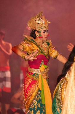 Dansçılar Uluwatu tapınağındaki ateş seremonisine katılırlar.