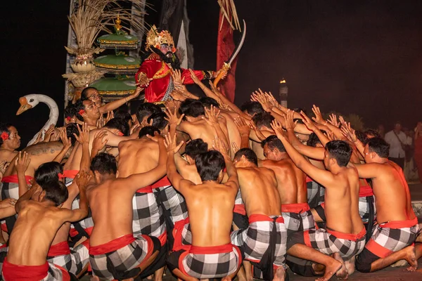 Dansçılar Uluwatu tapınağındaki ateş seremonisine katılırlar.