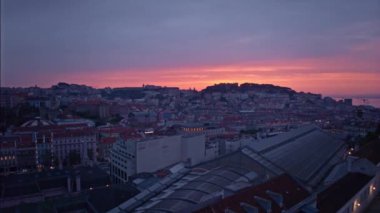 Lizbon 'daki (Lisboa) Miradouro de Senhora do Monte bahçesinden alınan 336 adet gündoğumu görüntüsü içeren bir hiperhız.