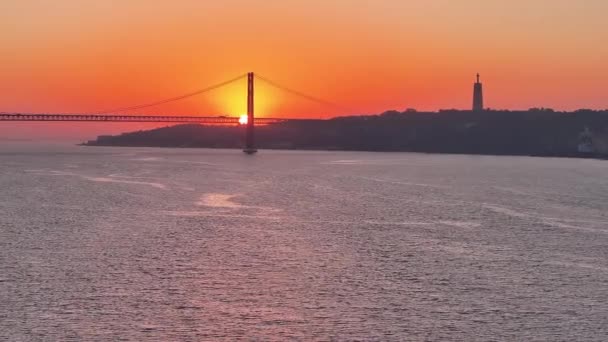 Движущаяся Воздушная Съемка Моста Абриль Лиссабоне Португалия Солнце Поднимается Мостом — стоковое видео