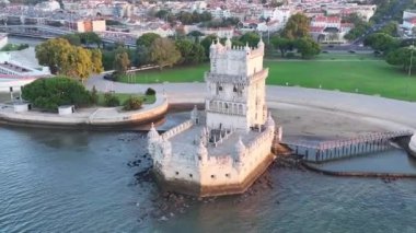 İleri uç ve Lizbon, Portekiz 'deki Belem Kulesi' nin daire resmini çek.