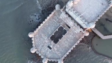 Lizbon, Portekiz 'deki Belem Kulesi' nin yükselip daire içine alınması.