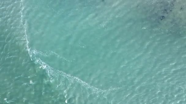 Caméra vers le bas et volez vers l'avant de la tour Belem à Lisbonne, Portugal