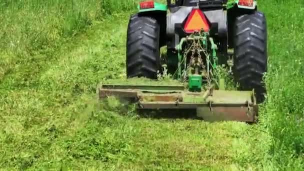 Zblízka Následuje Snímek Upevnění Sekačky Traktorem Sekajícím Pole Vojtěšky Nebo — Stock video
