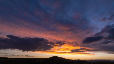 Huysuz, derin renkli, güneş batarken zengin bulutların drone fotoğrafı. Güney Afrika 'daki Doğu Özgür Eyaleti üzerinde vuruldu..