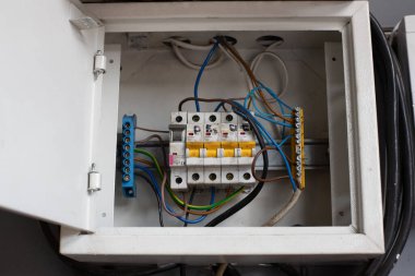 Müteahhit, konnektör, üçüncü aşama ve aşırı yükleme rölesi, renk kabloları gibi aksesuarların olduğu elektrik paneli.