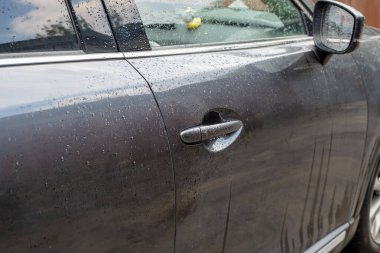 ıslak araba kapısı yağmurdan sonra veya yıkandıktan sonra