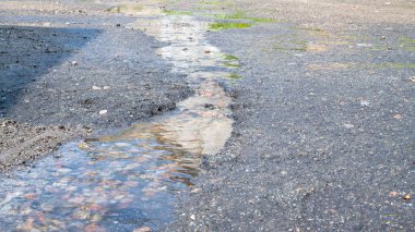 Yol kıştan sonra yok oldu. Yol kıştan sonra yok oldu. Waret yolda akıyor. .