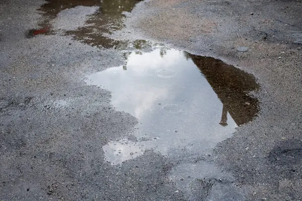 Reflectie Van Hemel Zon Wolken Puddle Regen — Stockfoto