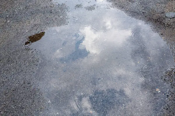 Reflektion Himlens Solmoln Puddle Efter Regn — Stockfoto