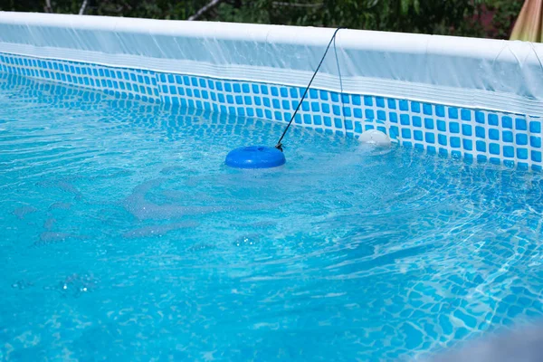 夏の入浴シーズンのプールでの水の処理のための塩素浮遊塩素ディスペンサー — ストック写真