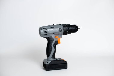 Metin için alanı olan beyaz arkaplanda izole edilmiş bir vida tabancası