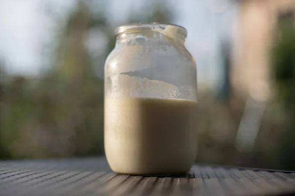 一个装有非均匀化 全脂牛奶的玻璃瓶 — 图库照片