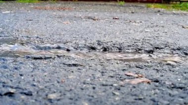 Yol kıştan sonra yok oldu. Yolda su akıyor.