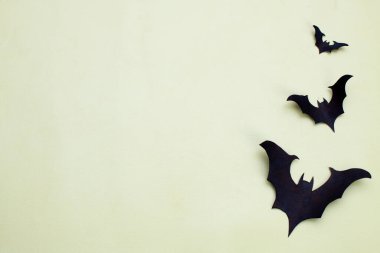 Cadılar bayramı ve dekorasyon konsepti - siyah kağıt yarasalar sarı arkaplanda uçan metin için alan