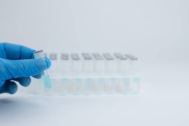 Bir laboratuvar tıbbi çalışanı analiz için test tüpü gösteriyor. Test tüpleri hazır.