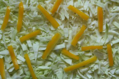 Lahanadan salata ve yakın plan fotoğraf çekimiyle sabitlenmiş sarı biber. Yukarıdan görüntüle.     