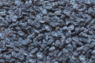 Koyu mavi kuru üzümler yakın çekim ile sabitlenmiş. Yukarıdan görüntüle.